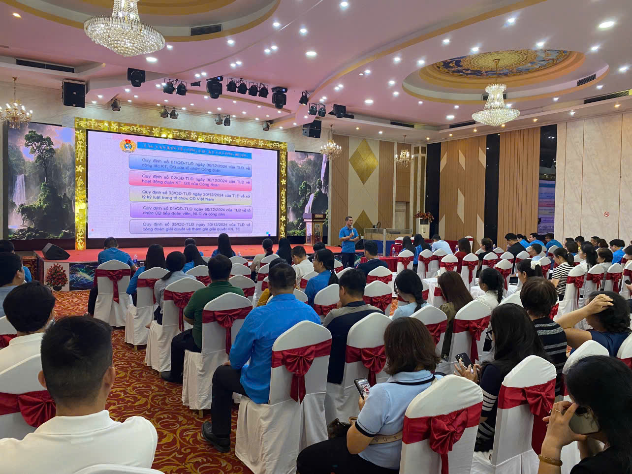 LĐLĐ tỉnh tổ chức Hội nghị tập huấn công tác kiểm tra, giám sát cho gần 200 cán bộ Công đoàn các xã, phường; Công đoàn cơ sở có đông đoàn viên khu vực Hoà Bình