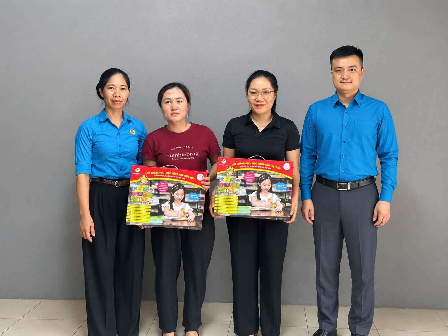 Công đoàn xã Tân Lạc tổ chức trao 14 suất quà là bộ bút chấm đọc học tiếng Anh do Tổng Liên đoàn Lao động Việt Nam trao tặng cho con đoàn viên, người lao động