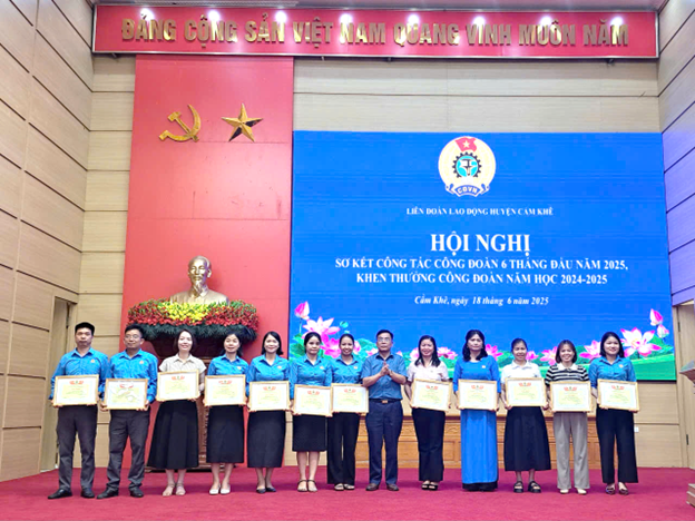 Liên đoàn Lao động huyện Cẩm Khê tổ chức hội nghị sơ kết công tác công đoàn 6 tháng đầu năm 2025, khen thưởng công đoàn năm học 2024-2025