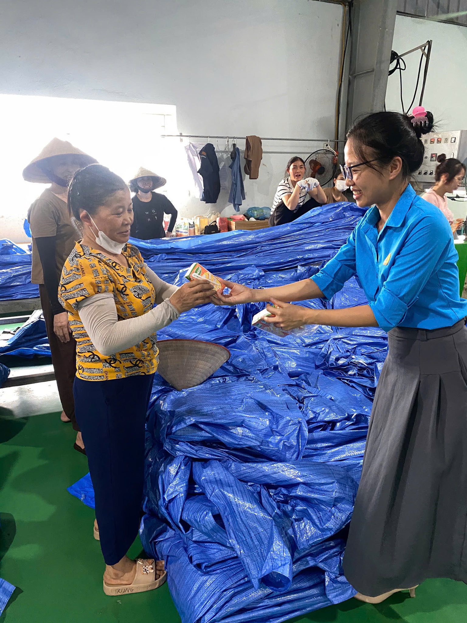 CĐ XÃ BÌNH PHÚ: CĐCS Công ty TNHH J&amp;P Vina trao tặng sữa tươi cho đoàn viên,  người lao động