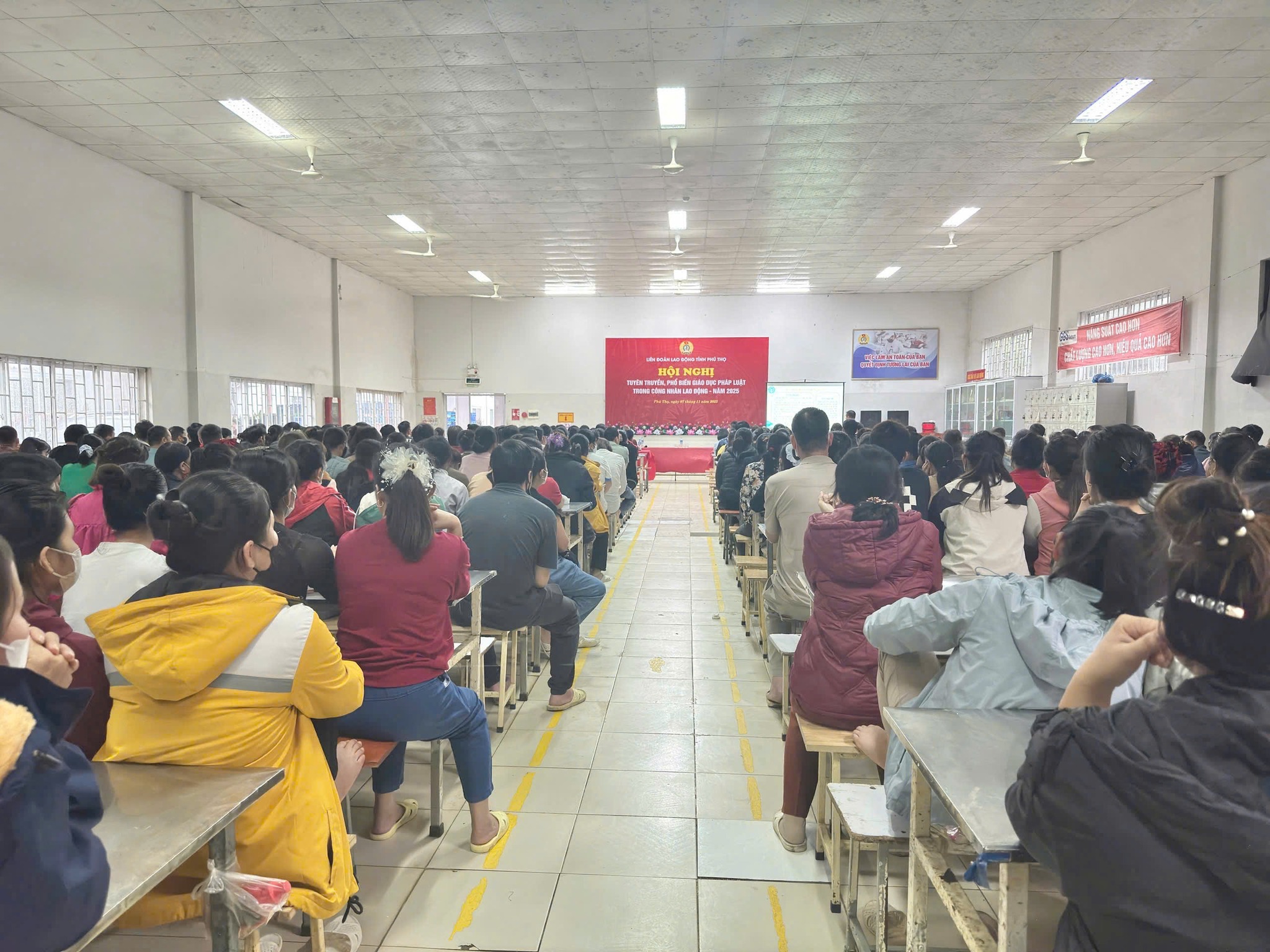 LIÊN ĐOÀN LAO ĐỘNG TỈNH PHÚ THỌ TỔ CHỨC TUYÊN TRUYỀN PHỔ BIẾN CHÍNH SÁCH PHÁP LUẬT CHO HƠN 600 CNLĐ TẠI KHU VỰC VĨNH PHÚC VÀ HÒA BÌNH