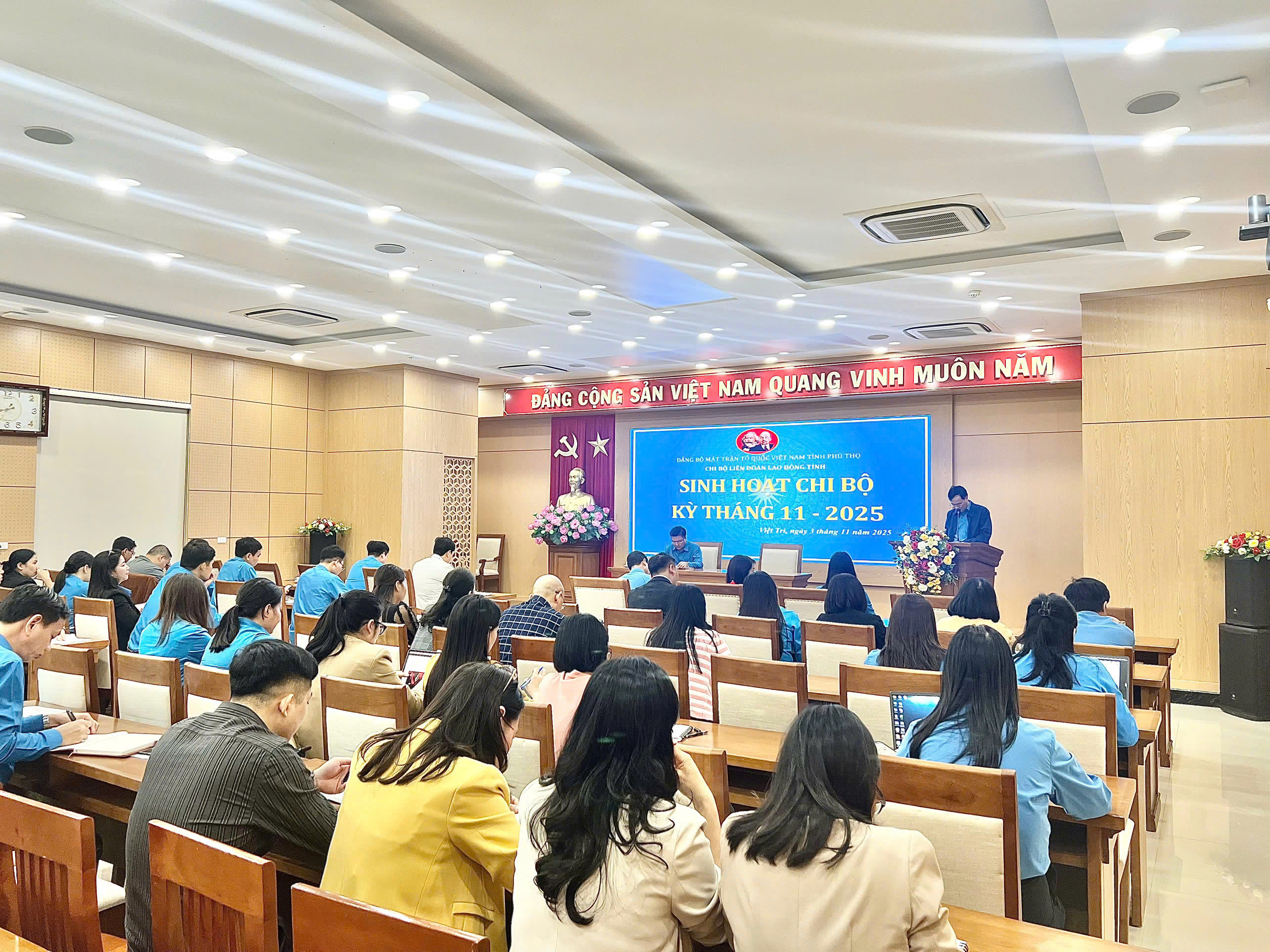 CHI BỘ LIÊN ĐOÀN LAO ĐỘNG (LĐLĐ) TỈNH PHÚ THỌ TỔ CHỨC SINH HOẠT CHI BỘ THƯỜNG KỲ THÁNG 11 NĂM 2025