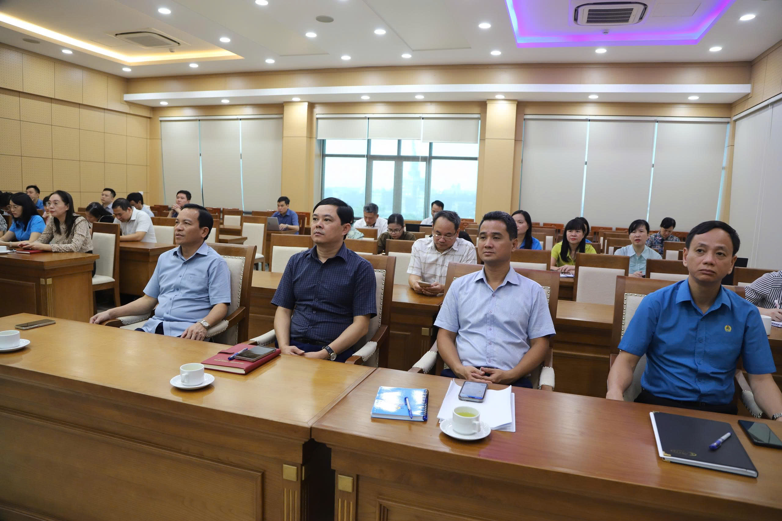 LIÊN ĐOÀN LAO ĐỘNG TỈNH PHÚ THỌ THAM GIA HỘI NGHỊ TOÀN QUỐC NGHIÊN CỨU, HỌC TẬP, QUÁN TRIỆT VÀ TRIỂN KHAI THỰC HIỆN MỘT SỐ NGHỊ QUYẾT, CHỈ THỊ CỦA BỘ CHÍNH TRỊ