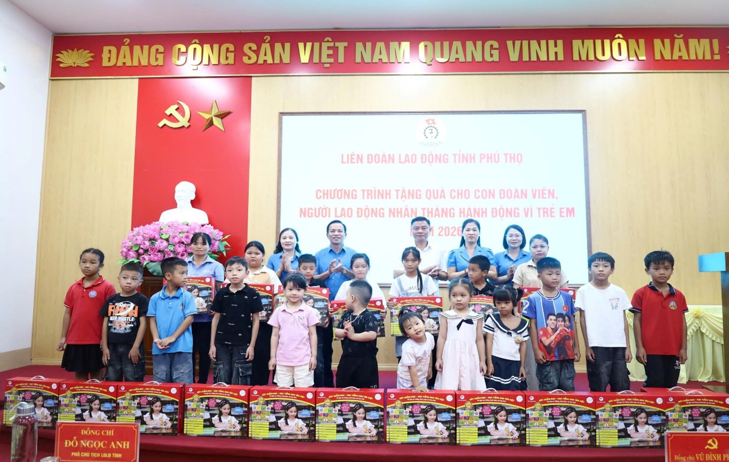 CÔNG ĐOÀN XÃ YÊN LẬP TRAO TẶNG BÚT CHẤM ĐỌC, HỌC TIẾNG ANH CHO CON ĐOÀN VIÊN, NGƯỜI LAO ĐỘNG CÓ HOÀN CẢNH KHÓ KHĂN