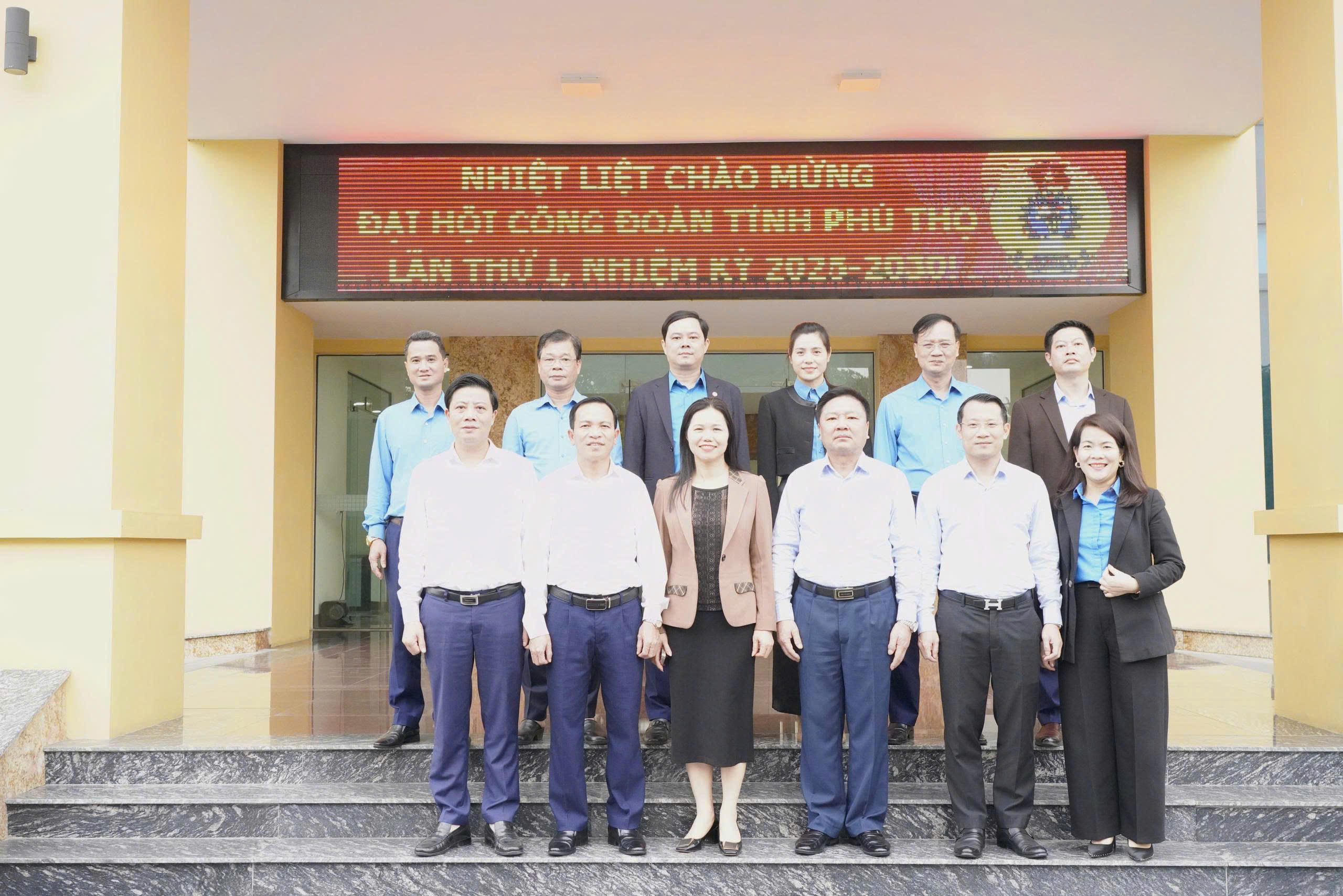 ĐỒNG CHÍ BÙI THỊ MINH - PHÓ BÍ THƯ TỈNH UỶ, CHỦ TỊCH ỦY BAN MTTQ VIỆT NAM TỈNH THĂM VÀ LÀM VIỆC VỚI LIÊN ĐOÀN LAO ĐỘNG TỈNH PHÚ THỌ