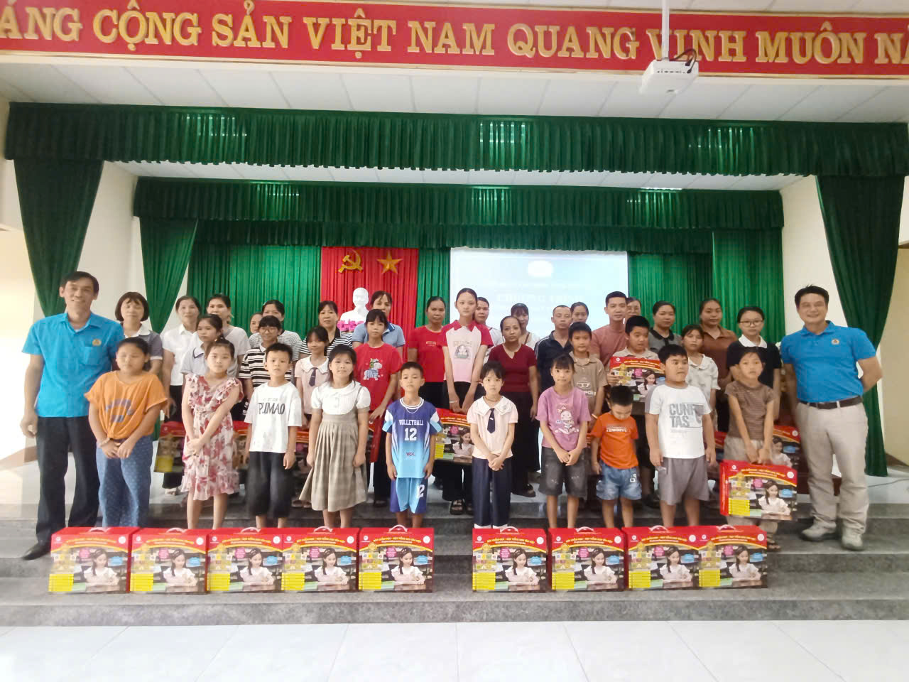 LĐLĐ tỉnh Phú Thọ tổ chức trao, tặng bút chấm đọc, học tiếng anh cho con đoàn viên, người lao động có hoàn cảnh khó khăn