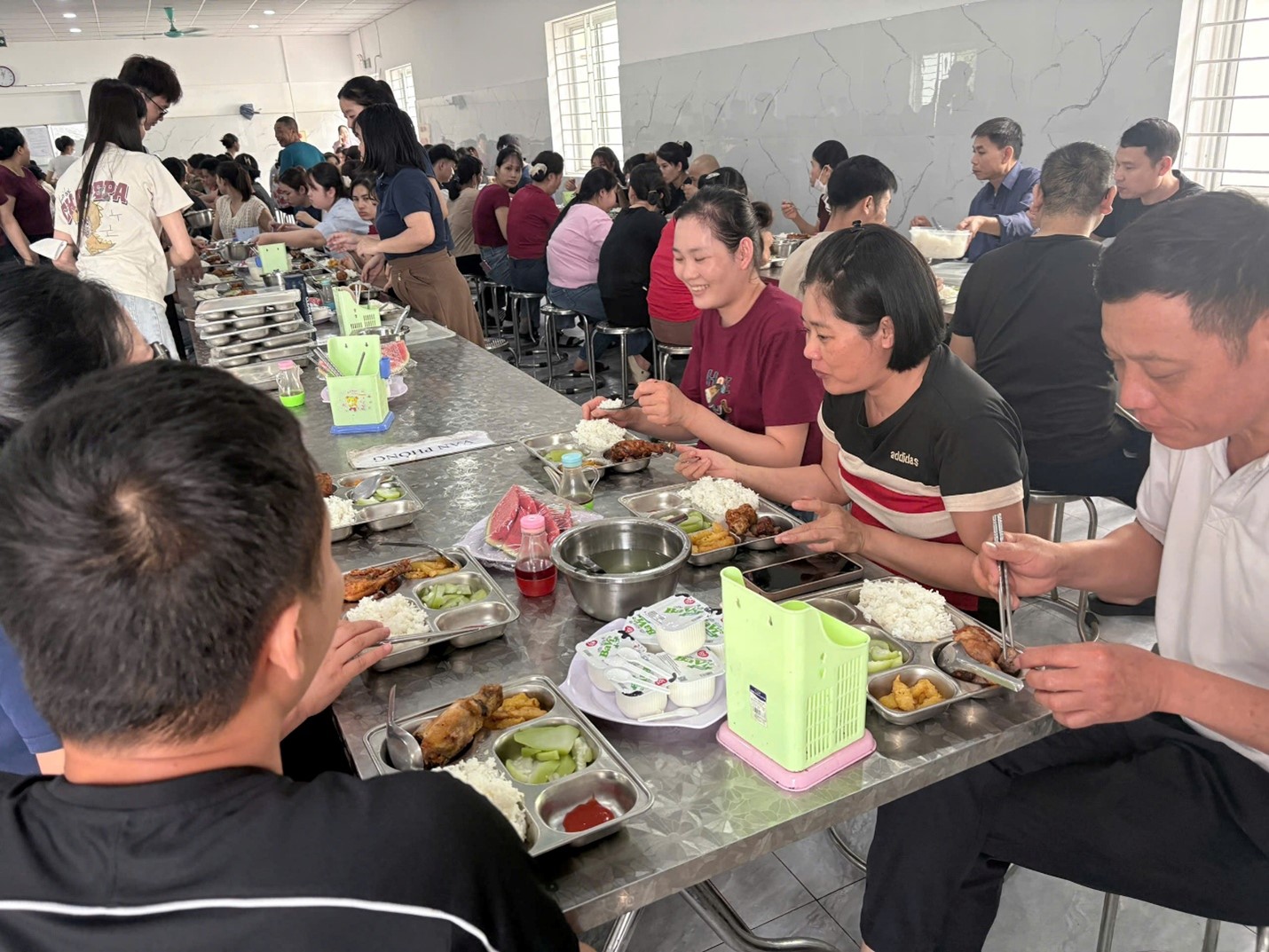XÃ YÊN LẬP: CĐCS CÔNG TY TNHH SẢN XUẤT BAO BÌ ANH MINH TỔ CHỨC BỮA CƠM CÔNG ĐOÀN