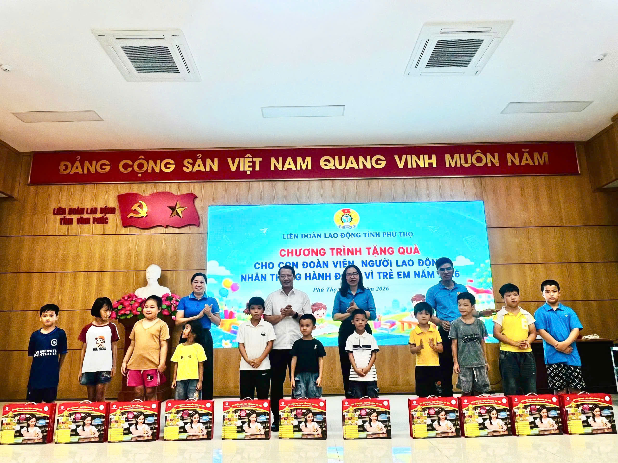 KHU VỰC VĨNH PHÚC - ẤM ÁP CHƯƠNG TRÌNH TRAO TẶNG BÚT CHẤM ĐỌC, HỌC TIẾNG ANH CHO CON ĐOÀN VIÊN, NGƯỜI LAO ĐỘNG