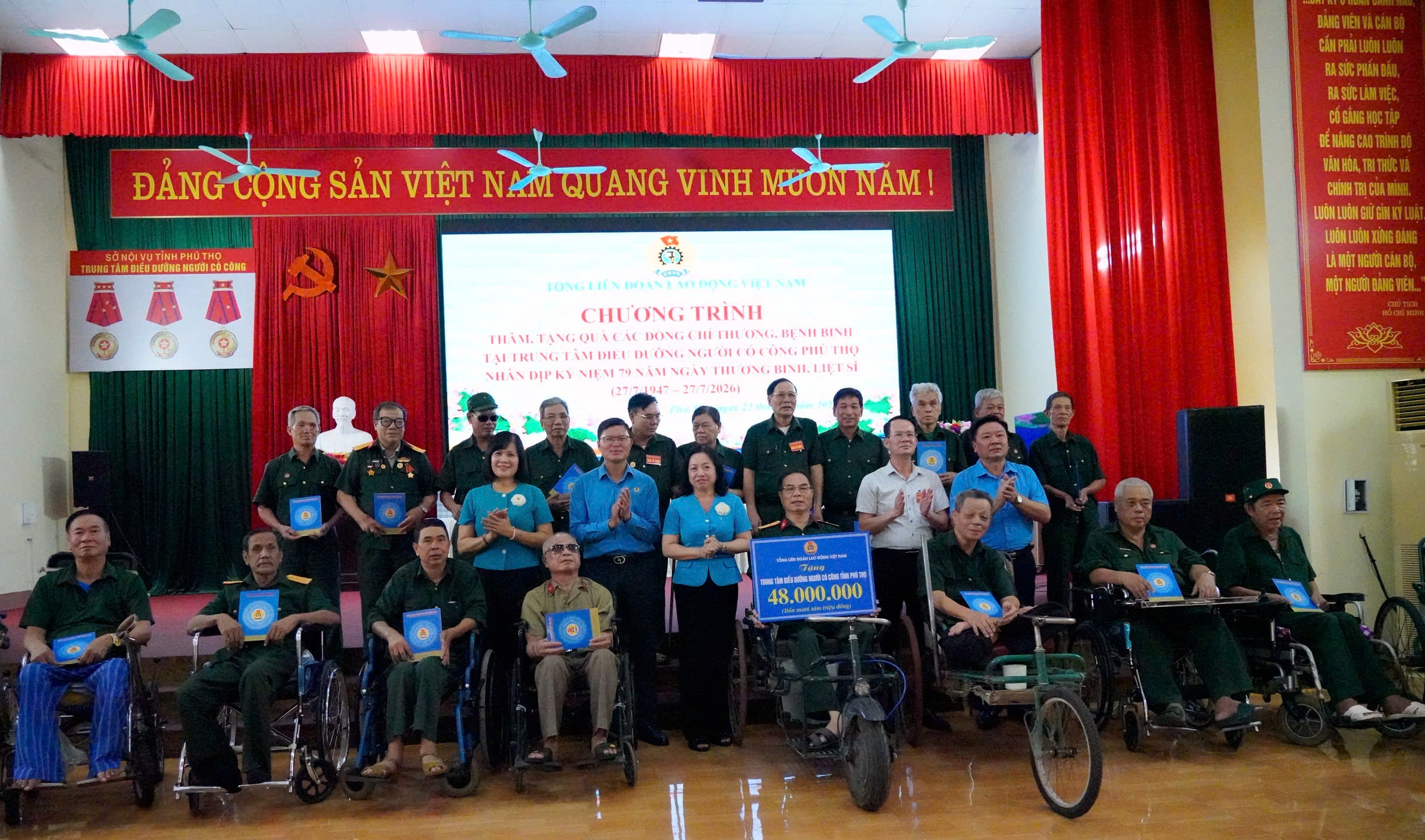 TỔNG LIÊN ĐOÀN LAO ĐỘNG VIỆT NAM THĂM, TẶNG QUÀ THƯƠNG, BỆNH BINH TẠI TRUNG TÂM ĐIỀU DƯỠNG NGƯỜI CÓ CÔNG PHÚ THỌ