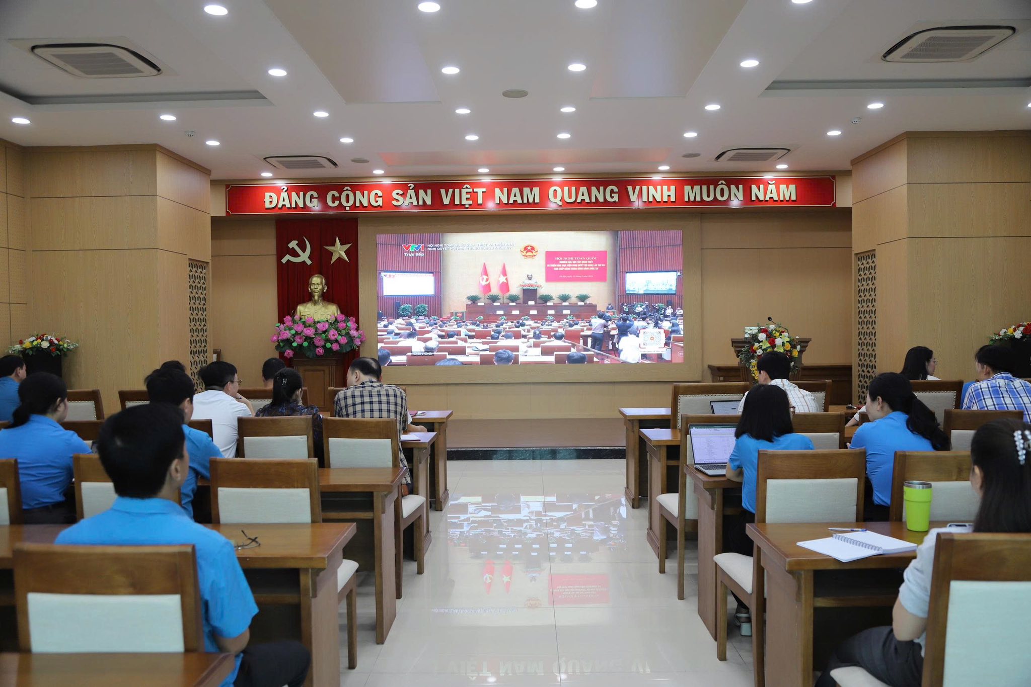 HỘI NGHỊ TOÀN QUỐC NGHIÊN CỨU, HỌC TẬP, QUÁN TRIỆT VÀ TRIỂN KHAI THỰC HIỆN NGHỊ QUYẾT HỘI NGHỊ TRUNG ƯƠNG 2, KHÓA XIV