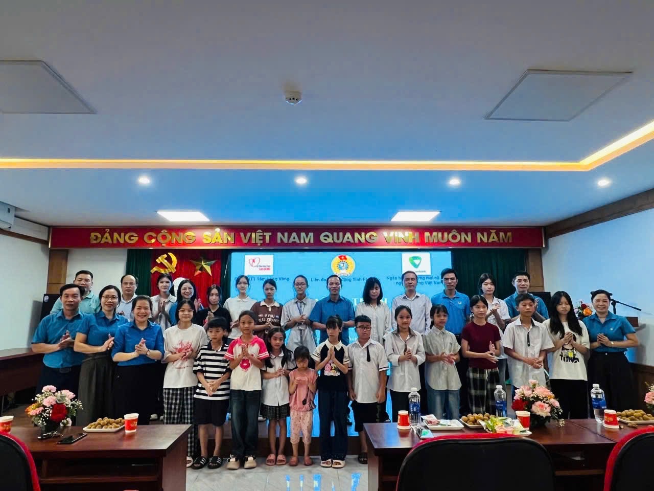 LĐLĐ TỈNH PHÚ THỌ TRAO HỌC BỔNG CHO CON ĐOÀN VIÊN CÔN ĐOÀN, NGƯỜI LAO ĐỘNG CÓ HOÀN CẢNH KHÓ KHĂN