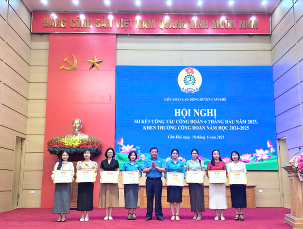 Liên Đoàn Lao Động huyện Cẩm Khê tổ chức hội nghị sơ kết công tác 6 tháng đầu năm 2025, khen thưởng Công Đoàn năm học 2024-2025