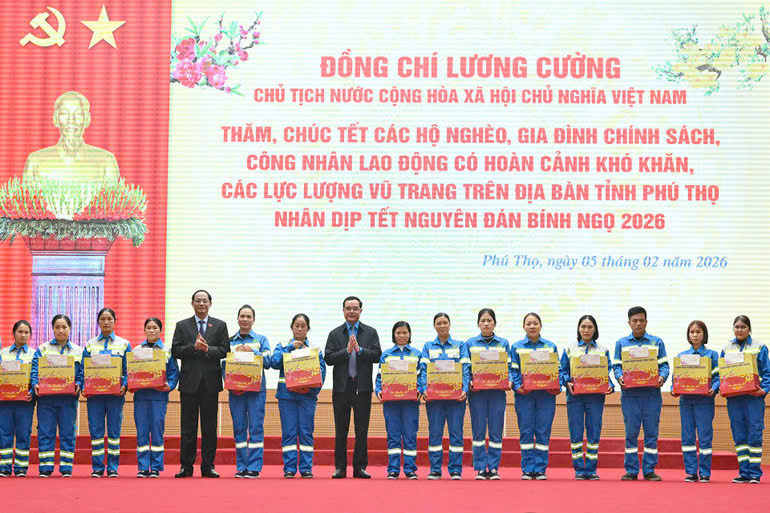 CÁC ĐỒNG CHÍ LÃNH ĐẠO ĐẢNG, NHÀ NƯỚC ĐẾN THĂM CHÚC TẾT VÀ TẶNG QUÀ ĐOÀN VIÊN, CNLĐ TỈNH PHÚ THỌ NHÂN DỊP TẾT NGUYÊN ĐÁN BÍNH NGỌ 2026