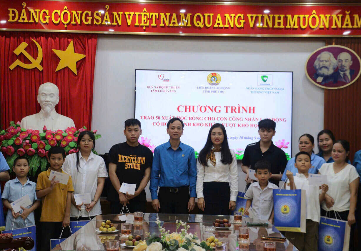  50 suất học bổng đến với con công nhân lao động khó khăn tại Phú Thọ 