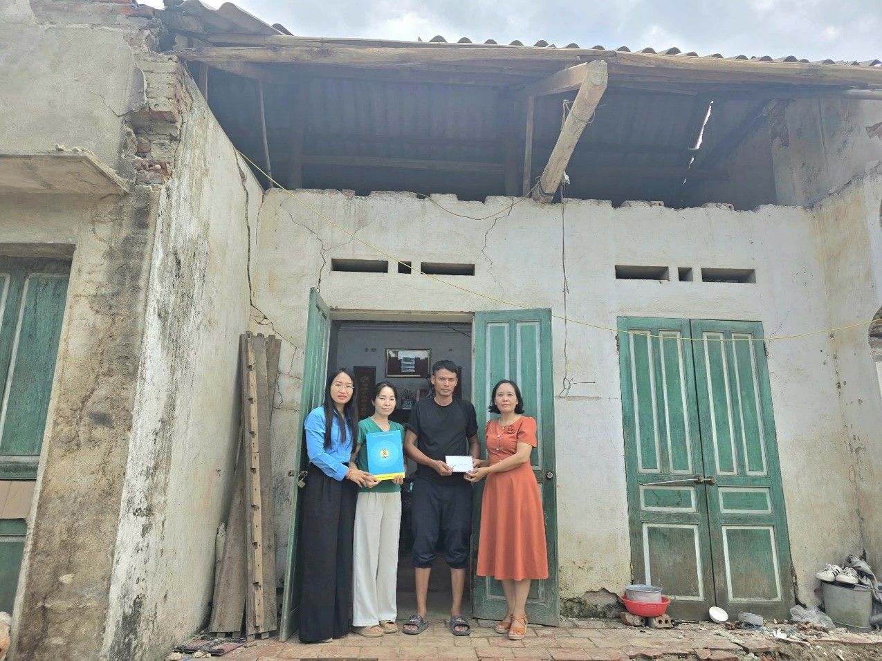 CÔNG ĐOÀN PHƯỜNG VIỆT TRÌ THĂM HỎI, HỖ TRỢ ĐOÀN VIÊN  BỊ SẬP NHÀ SAU MƯA GIÔNG