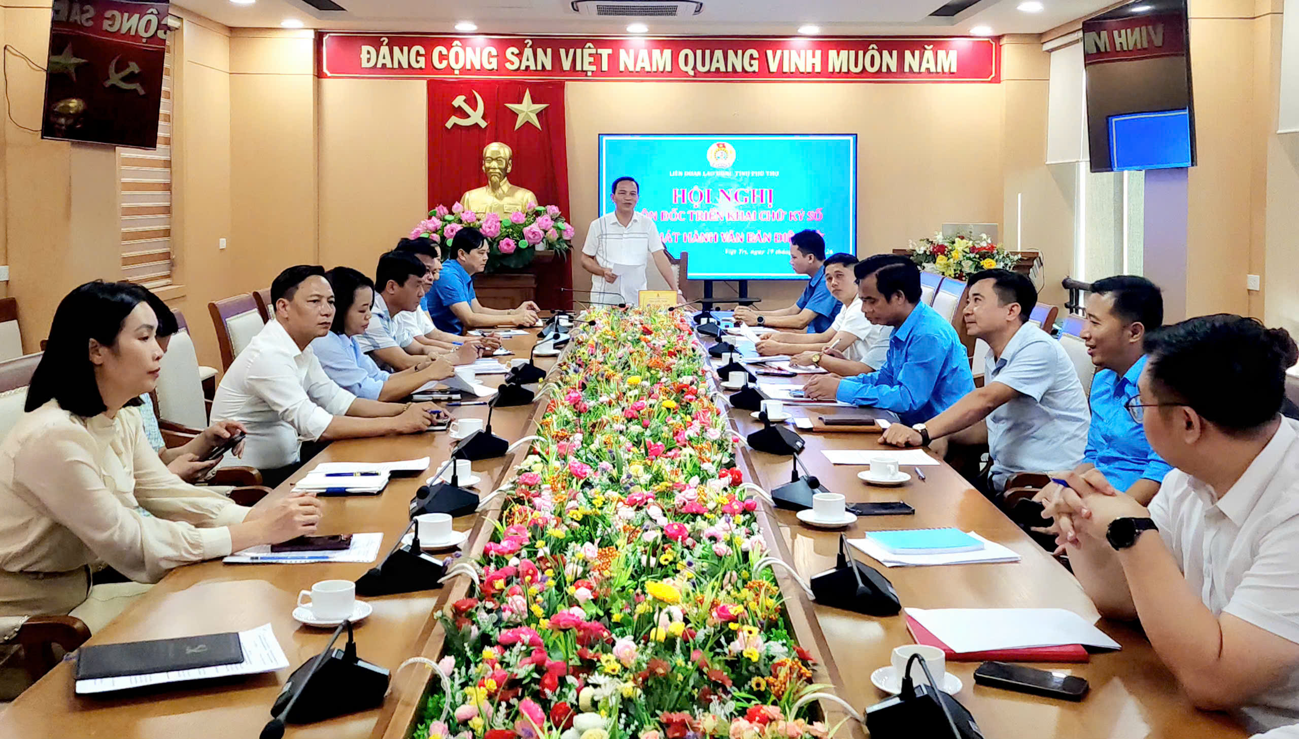 LIÊN ĐOÀN LAO ĐỘNG TỈNH: TRIỂN KHAI ĐÔN ĐỐC CÔNG ĐOÀN XÃ PHƯỜNG SỬ DỤNG ĐƯỢC CHỮ KÝ SỐ VÀ PHÁT HÀNH VĂN BẢN ĐIỆN TỬ.