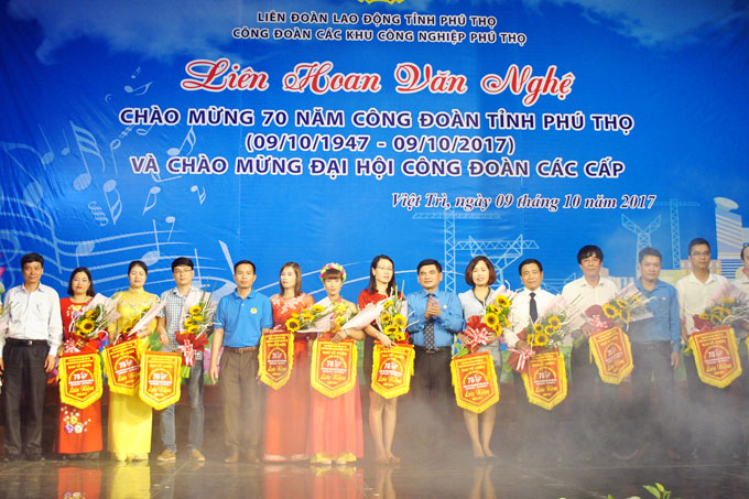 CÔNG NHÂN LAO ĐỘNG CHÀO MỪNG 70 NĂM NGÀY THÀNH LẬP CÔNG ĐOÀN PHÚ THỌ