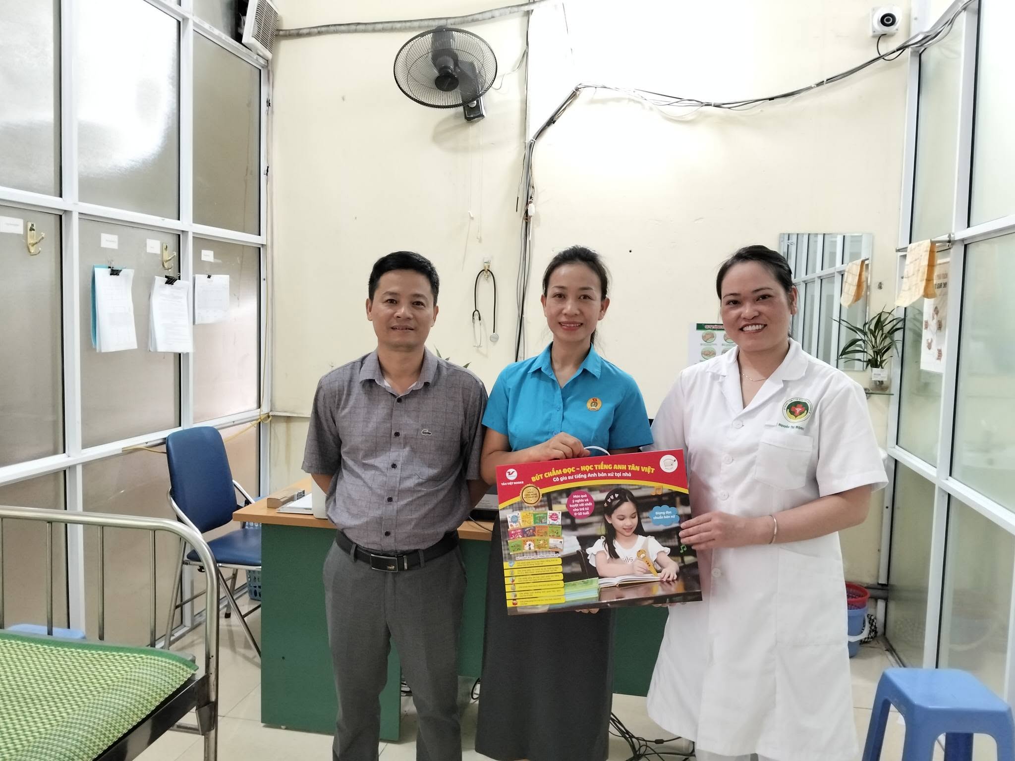 Công đoàn Phường Hòa Bình trao, tặng bút chấm đọc, học tiếng anh cho con đoàn viên, người lao động có hoàn cảnh khó khăn.