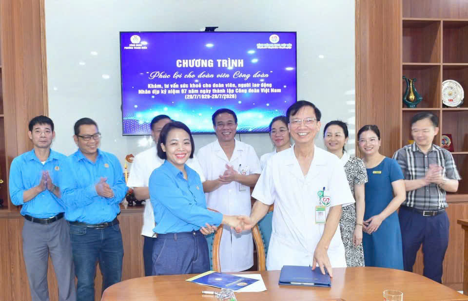 Công đoàn Phường Thanh Miếu phối hợp tổ chức Chương trình "Phúc lợi cho đoàn viên Công đoàn", với hoạt động khám, tư vấn sức khỏe miễn phí dành cho đoàn viên, người lao động thuộc các công đoàn cơ sở trên địa bàn phường.