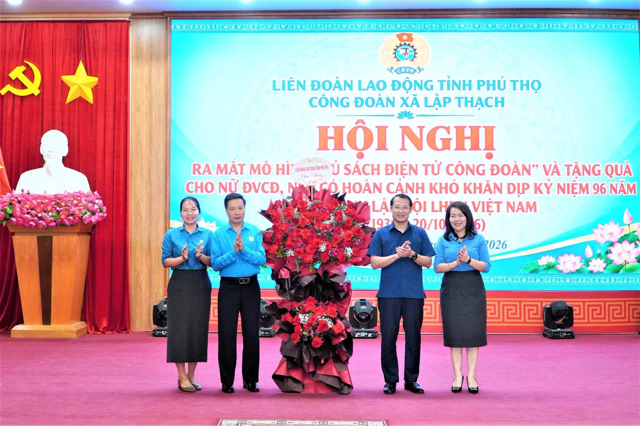 Công đoàn xã Lập Thạch ra mắt mô hình tủ sách điện tử công đoàn và tặng quà cho nữ đoàn viên công đoàn , người lao động có hoàn cảnh khó khăn nhân kỷ niệm Ngày phụ nữ Việt Nam 20/10