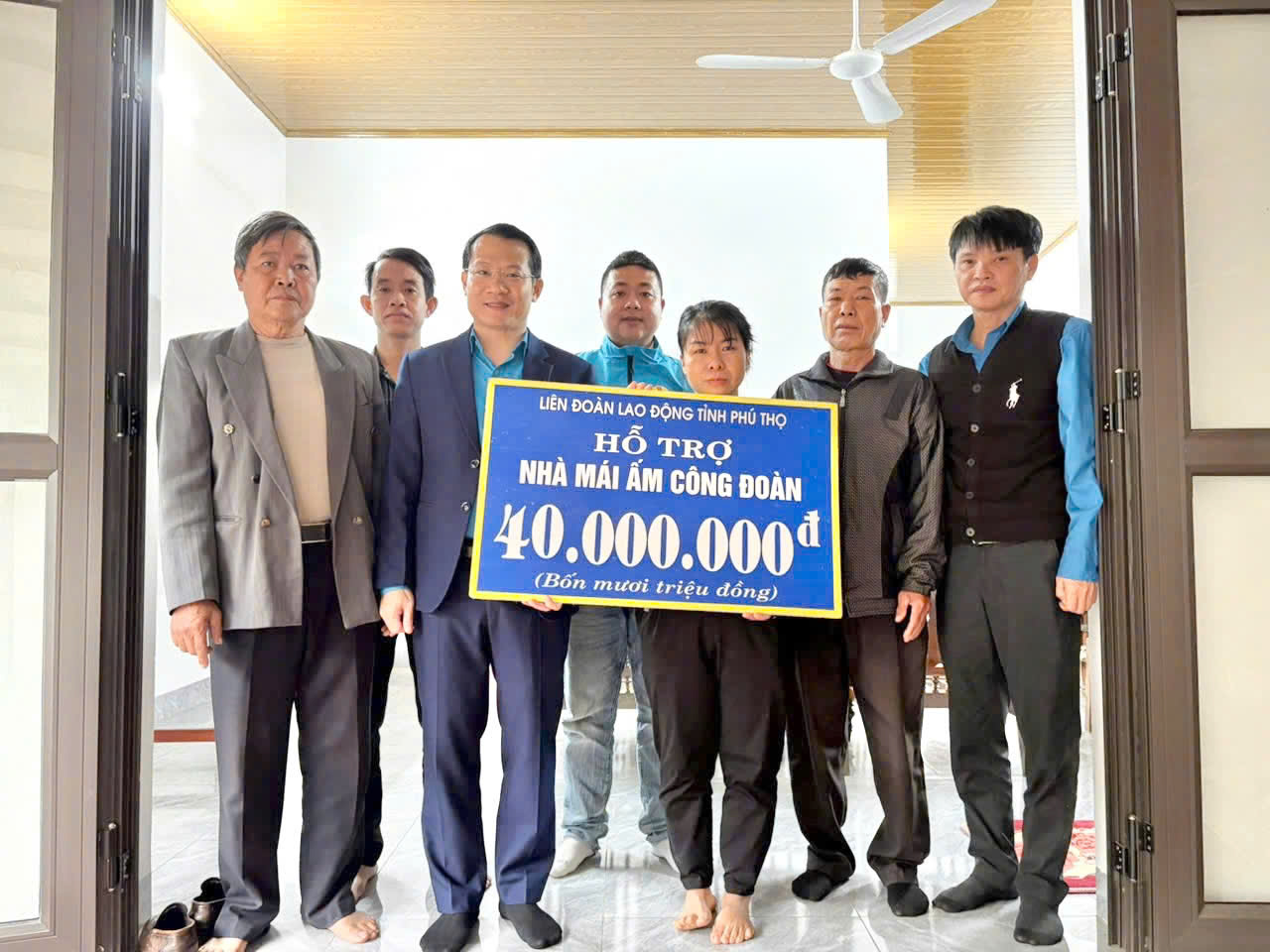 LIÊN ĐOÀN LAO ĐỘNG TỈNH PHÚ THỌ TRAO HỖ TRỢ “NHÀ MÁI ẤM CÔNG ĐOÀN” CHO ĐOÀN VIÊN CÔNG ĐOÀN