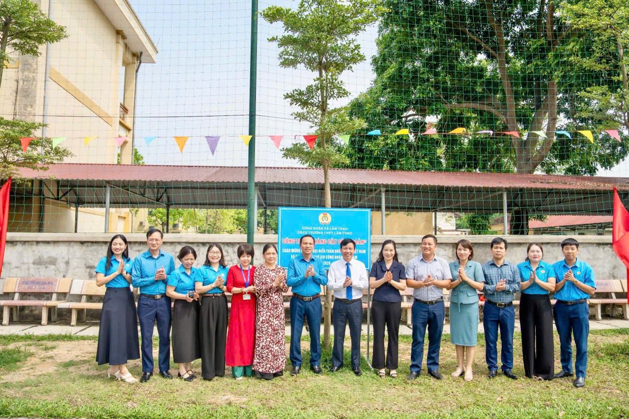 Công đoàn xã Lâm Thao tổ chức chương trình gắn biển công trình “Hàng cây Công đoàn”