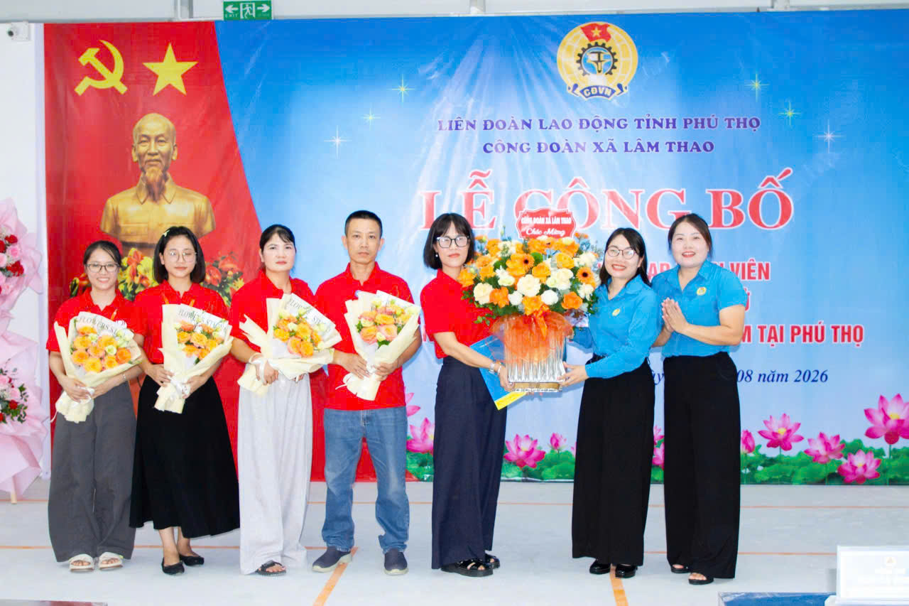 Công đoàn xã Lâm Thao tổ chức lễ công bố trao quyết định kết nạp đoàn viên và thành lập công đoàn cơ sở