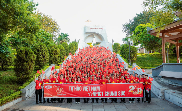 700 đoàn viên công đoàn chào cờ, hát quốc ca ở quảng trường Hồ Chí Minh