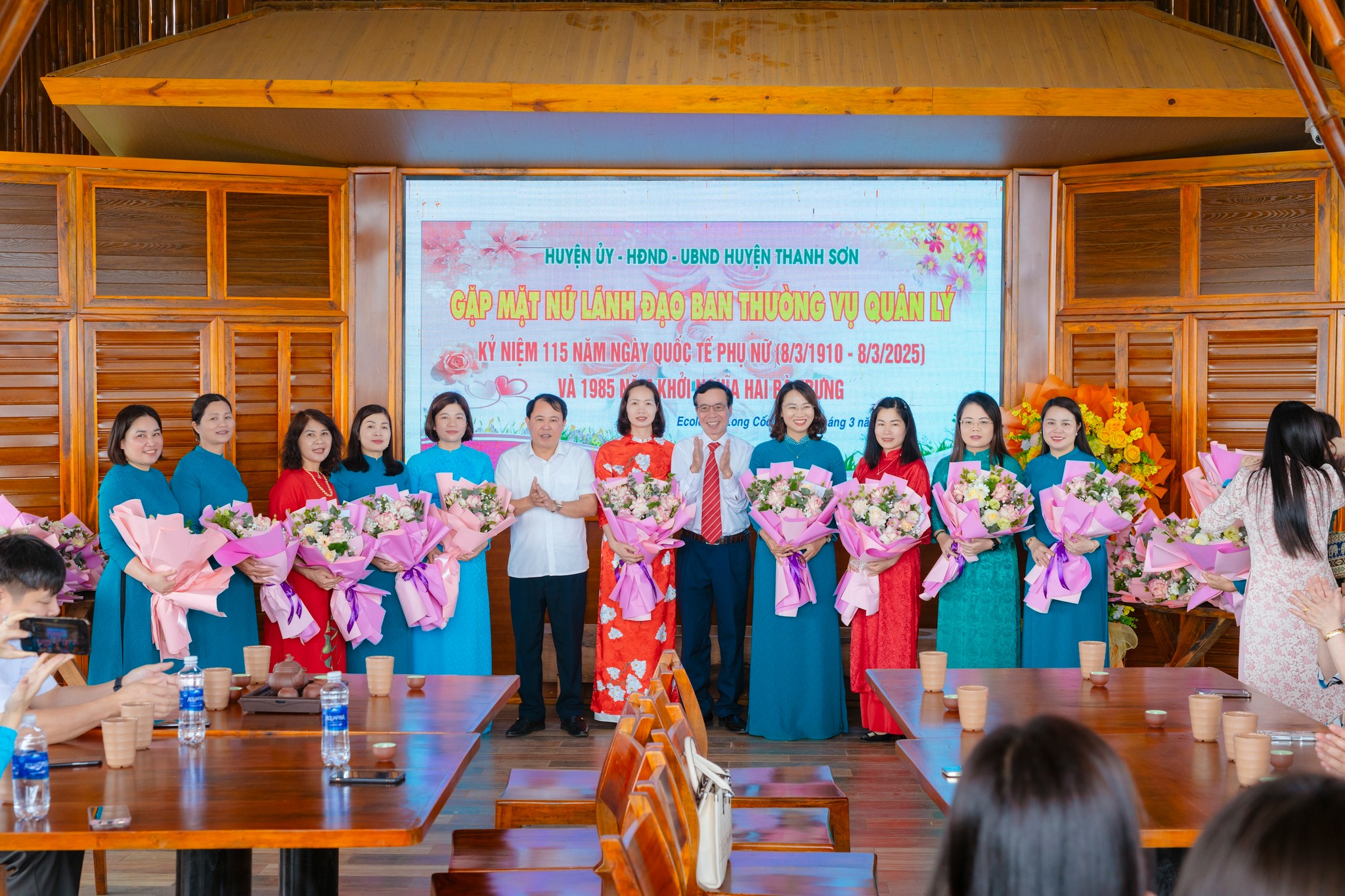 THANH SƠN: GẶP MẶT CÁC ĐỒNG CHÍ NỮ LÃNH ĐẠO THUỘC BTV HUYỆN ỦY QUẢN LÝ.